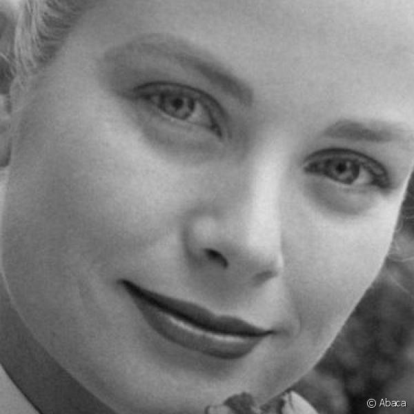 ?cone de beleza dos anos 1950, Grace Kelly definia suas ma??s do rosto com duas tonalidades diferentes de blush